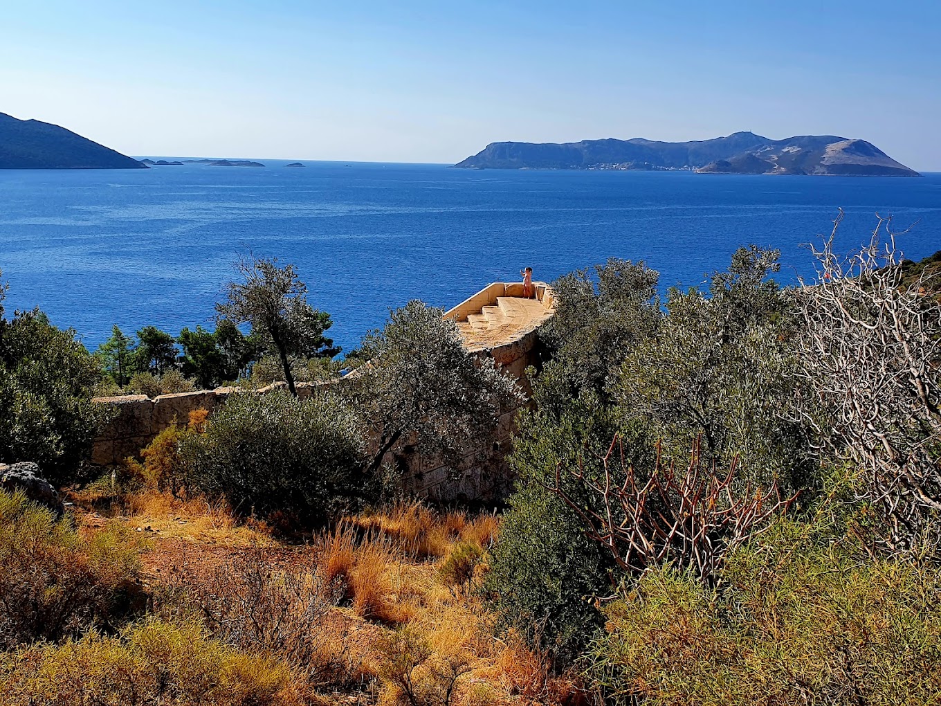likya yolu üzerindeki antiphellos antik kentinin deniz manzaralı görseli