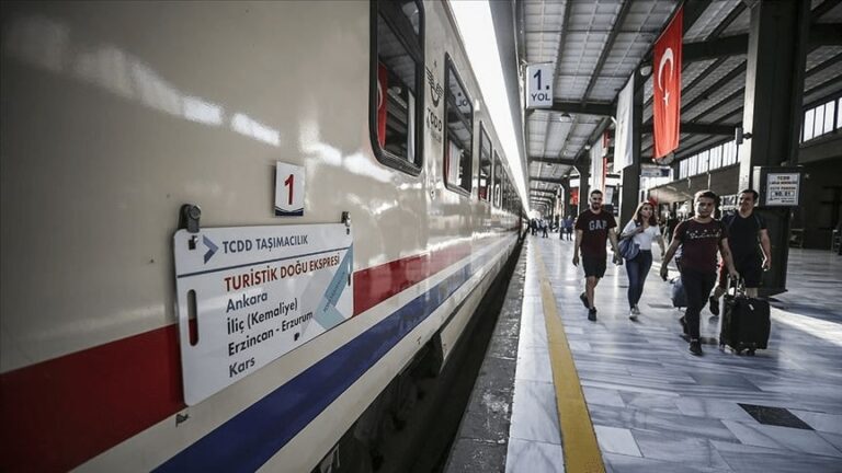 Doğu ekspresi peronda yolcularını bekliyor.