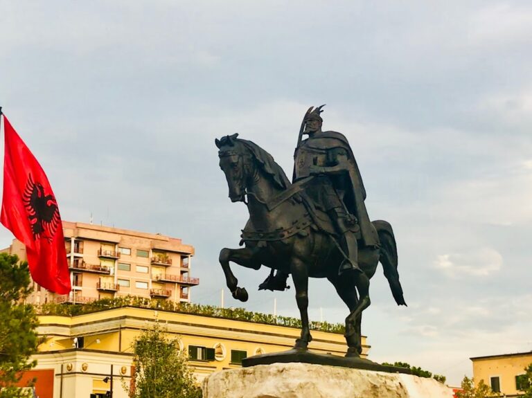 skanderbeg medanı, arnavutluk tiranda bulunan şehrin simgesi