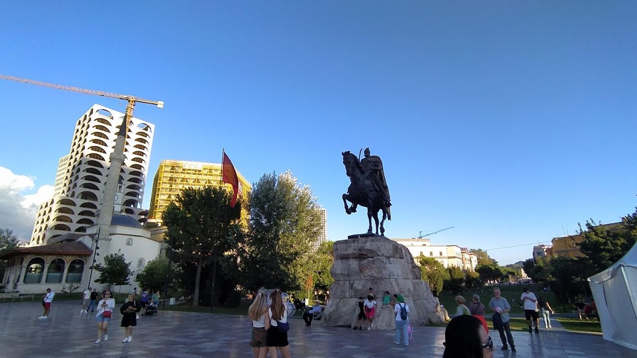 Tiranda gezilecek yerlerin başında gelen Skanderbeg Meydanı