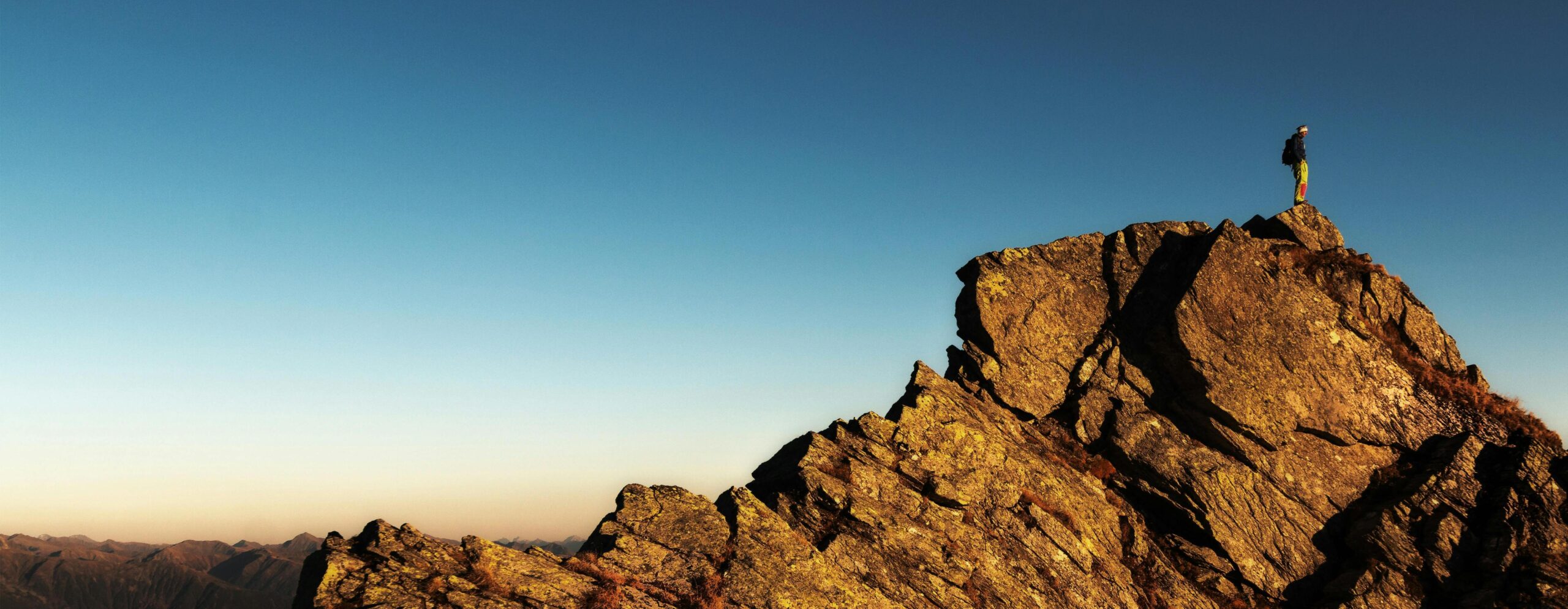 Dağlık bir alanda trekking yapan bir gezgin.