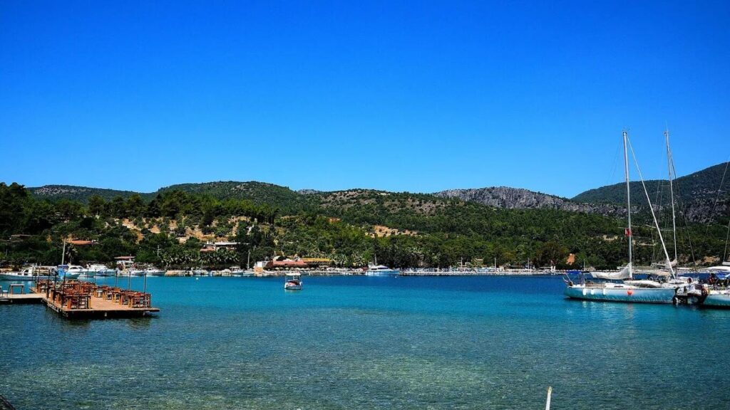 Akbük Koyu, temiz denizi ve huzurlu atmosferiyle kamp severlerin vazgeçilmez noktalarından biridir. kamp alanlarıyla öne çıkıyor
