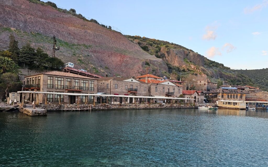 Assos, tarihi ve doğal güzelliklerin mükemmel birleşimiyle kampçılar için harika bir lokasyondur.