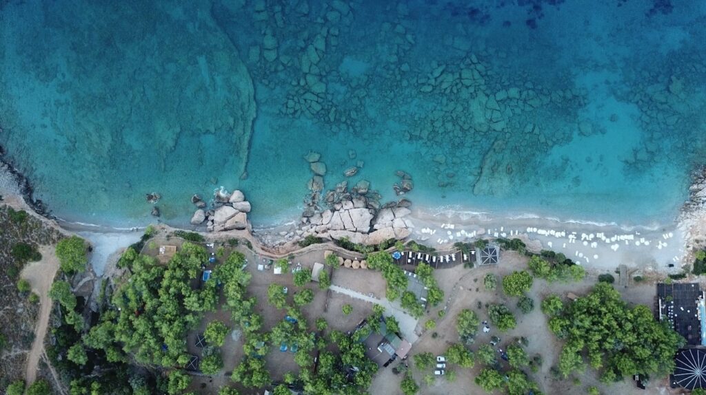 Datça’nın incisi Palamutbükü, mavi ve yeşilin birleştiği sakin bir koydur.