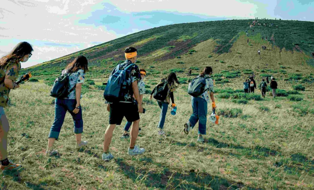Arazide Hiking yapan bir arkadaş grubu