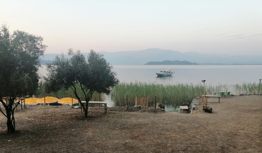 Sultaniye Kaplıcaları, Köyceğiz Gölü'nün kenarında doğal bir kamp alanı sunuyor. 
