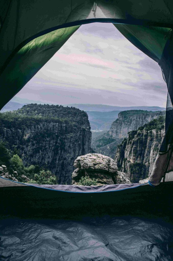 Trekking yaparken manzaraya karşı kurulan çadır.