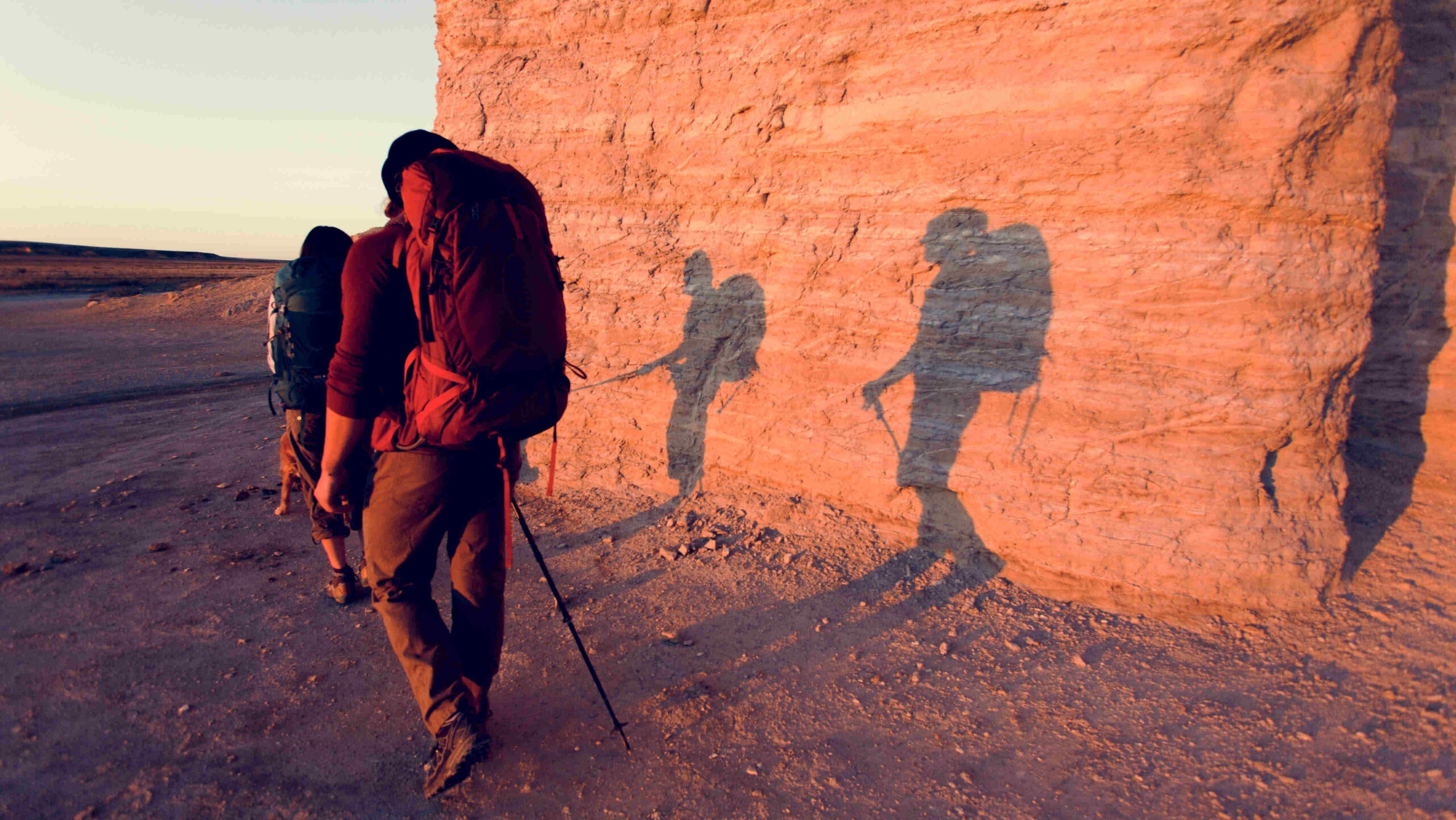 Trekking çantaları ile yürüyen bir grup