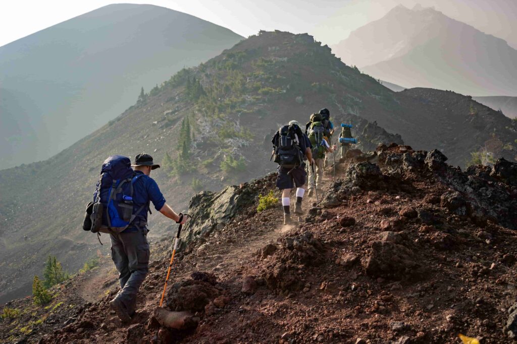Dağ tırmanışı yapan bir trekking grubu.