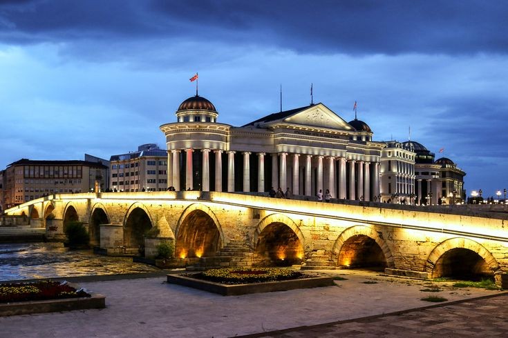 Üsküp gezilecek yerler listesinin başındaki yer, Üsküp'ün simgelerinden biri taş köprü.