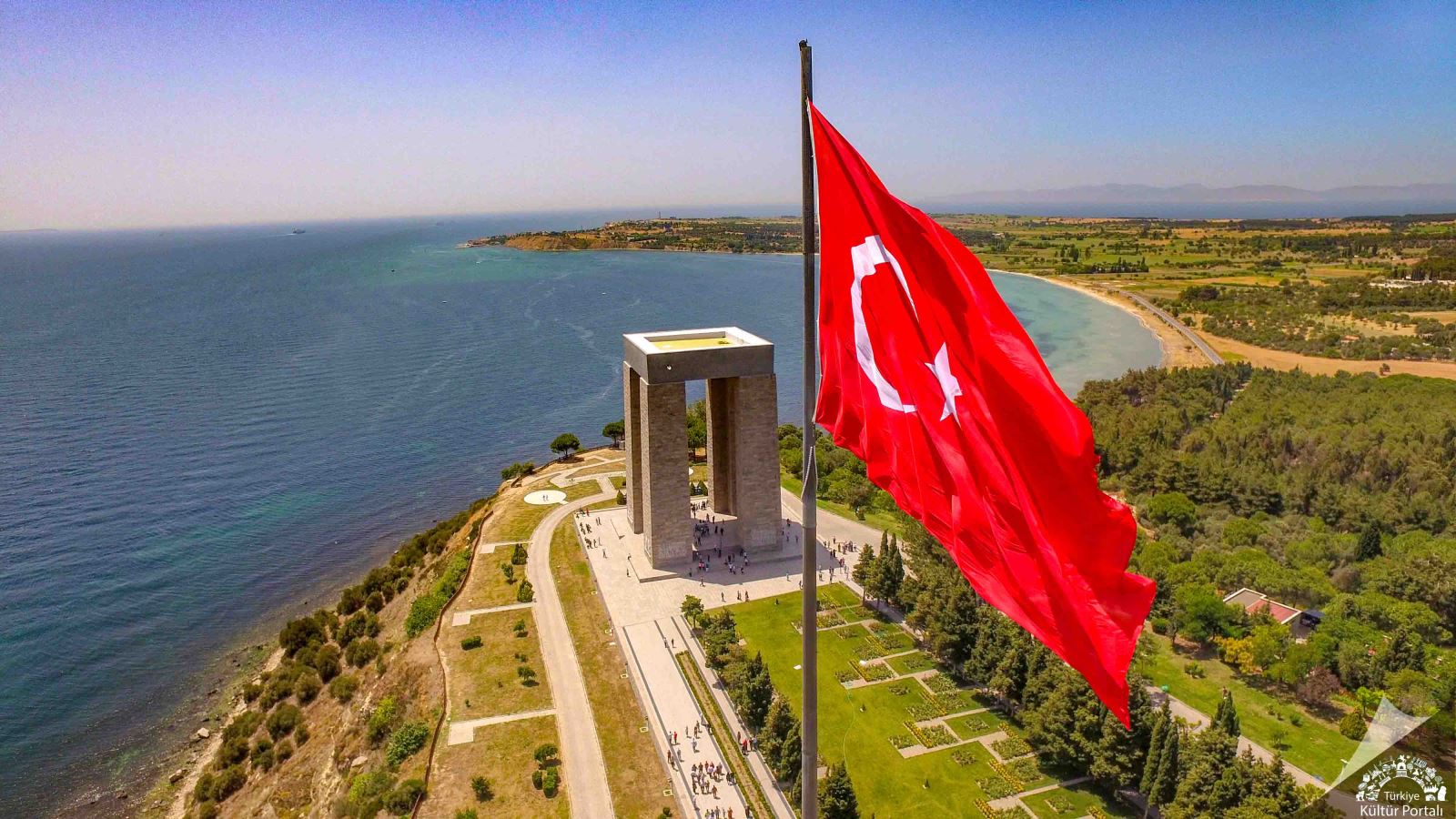 Çanakkale Şehitler Abidesi, Gelibolu Yarımadası'ndaki simgesel anıt ve Türk milletinin kahramanlık simgesi.