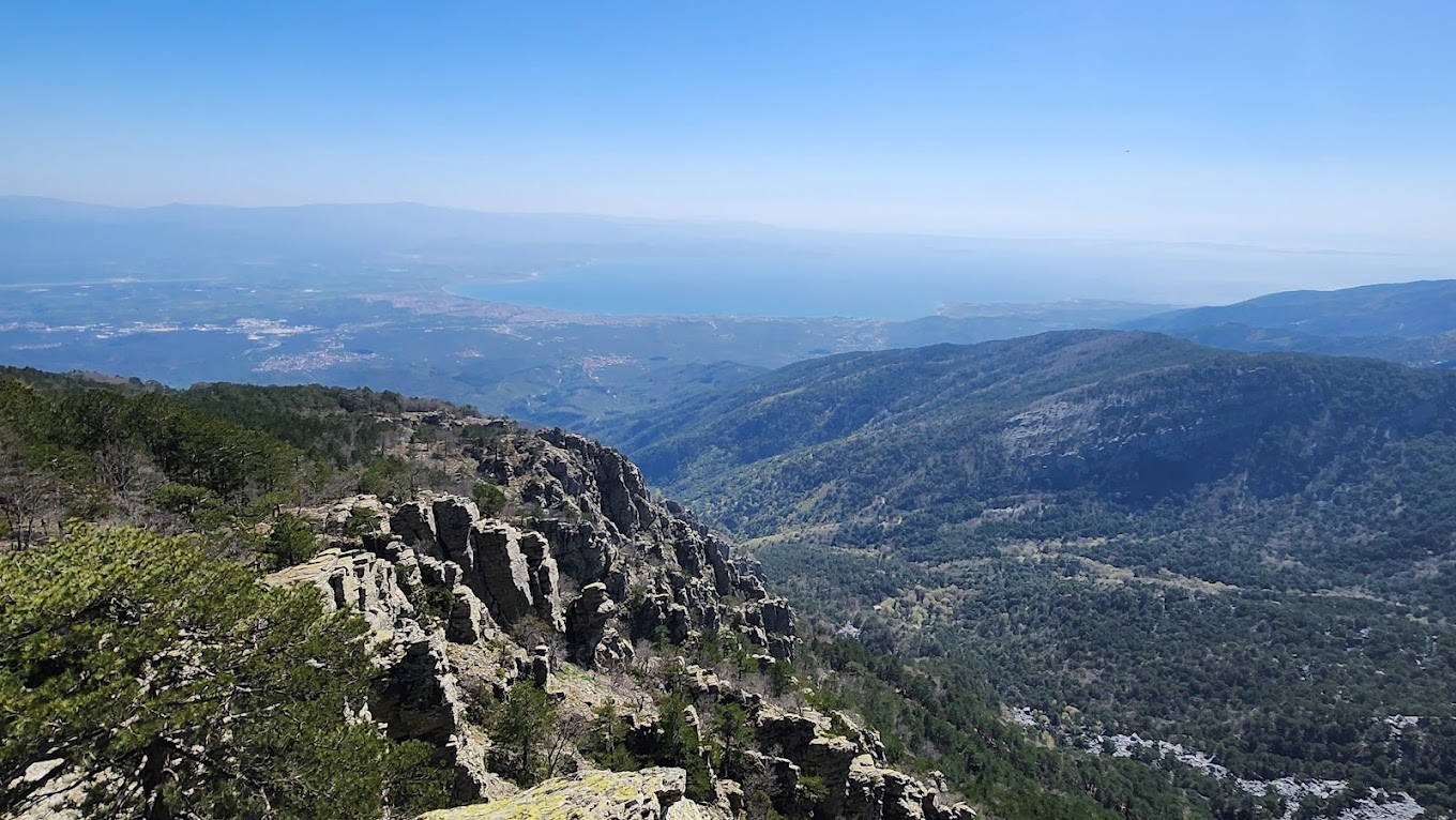 az Dağları'nda doğa ile iç içe, kalabalıktan uzak bir kamp alanı. Çadırlar, ağaçlar ve yeşillikler içinde huzurlu bir kamp manzarası.