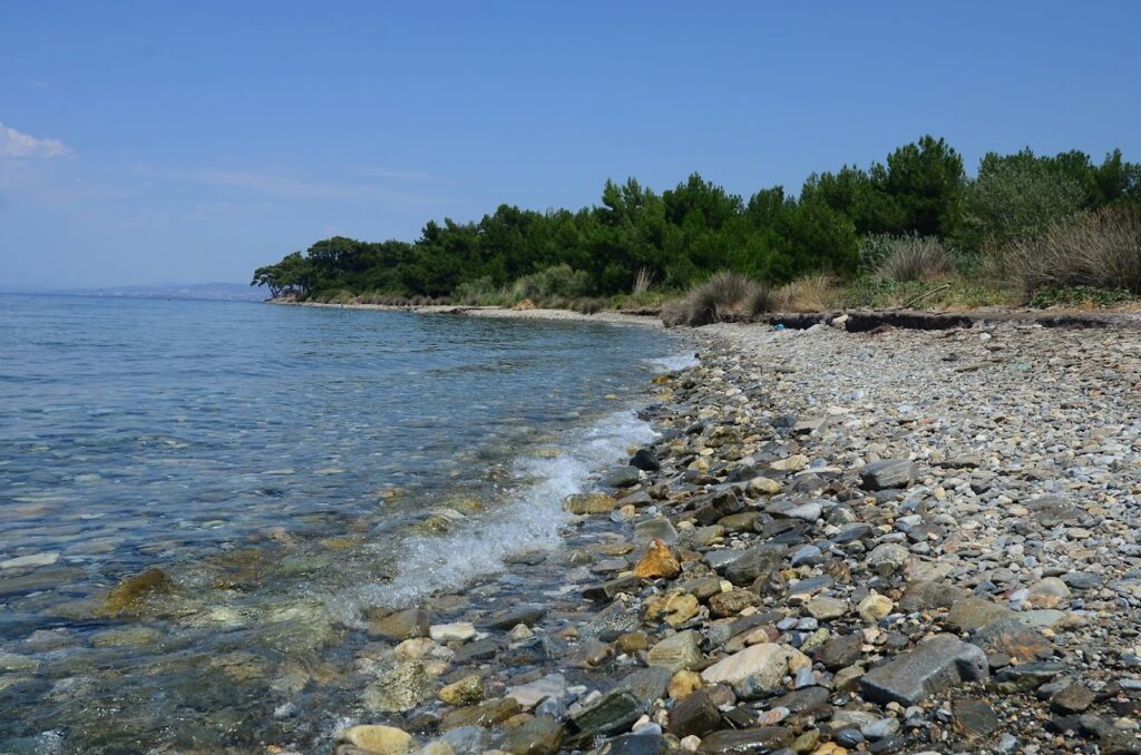ege kamp rotası, Denize sıfır park edilmiş karavan ve sabah kahvesi içen kampçı