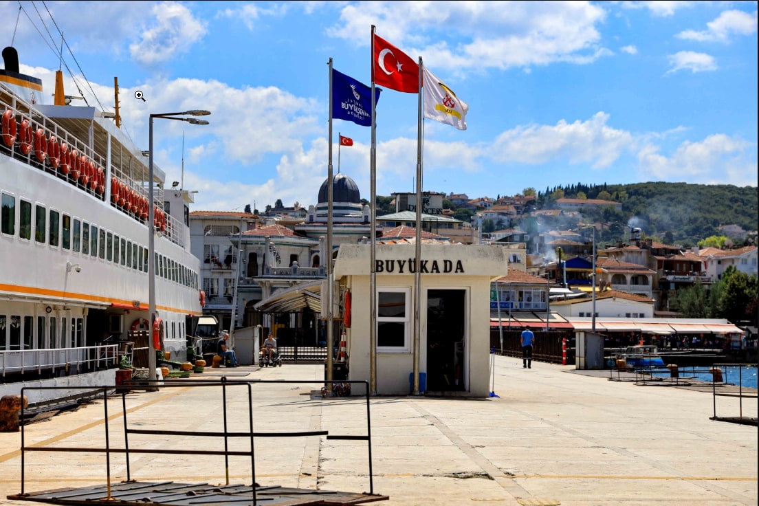 Büyükada İskelesi önünde bekleyen vapur ve yaz sabahı kalabalığı