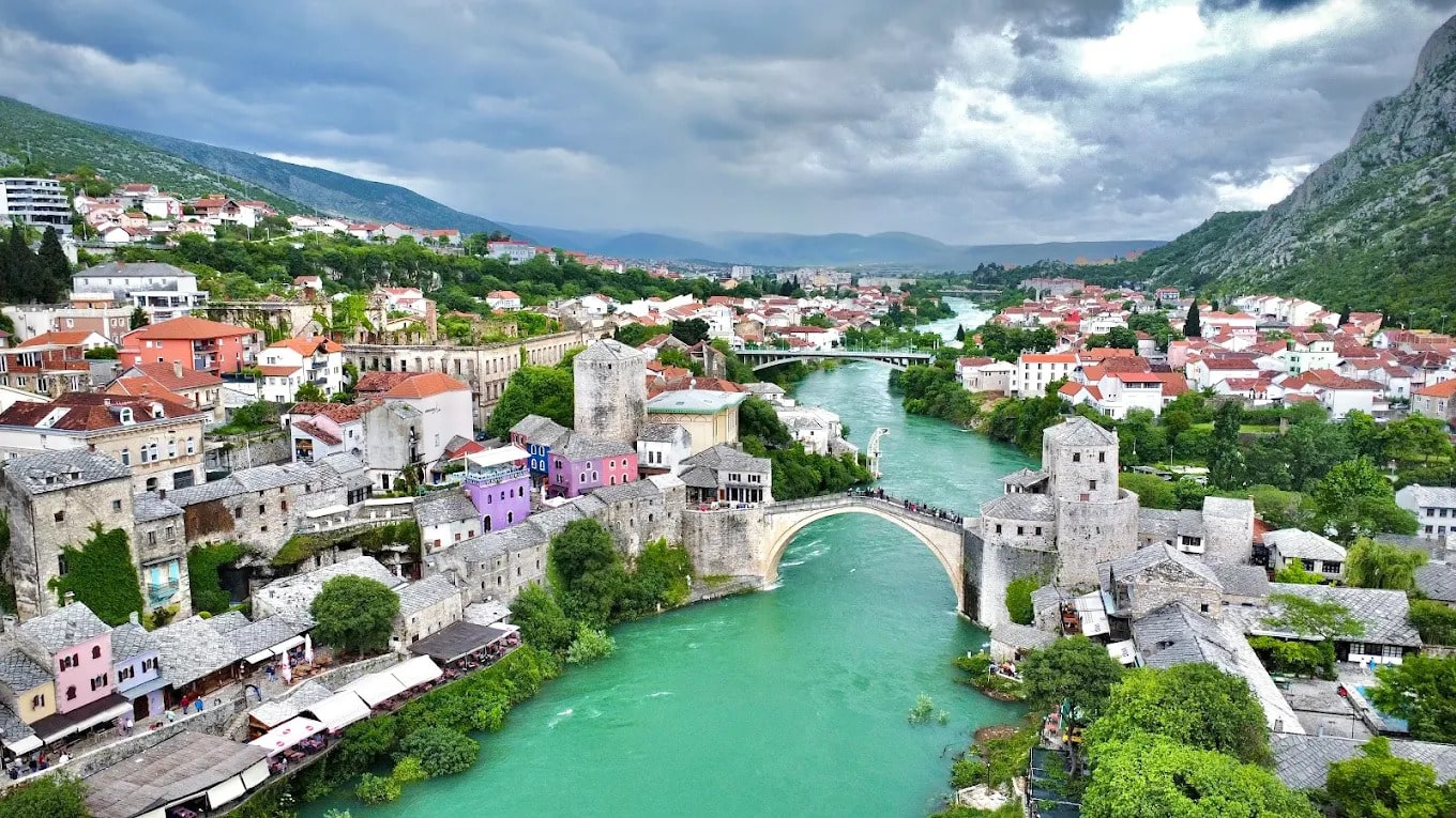 Mostar Köprüsü ve Neretva Nehri manzarası