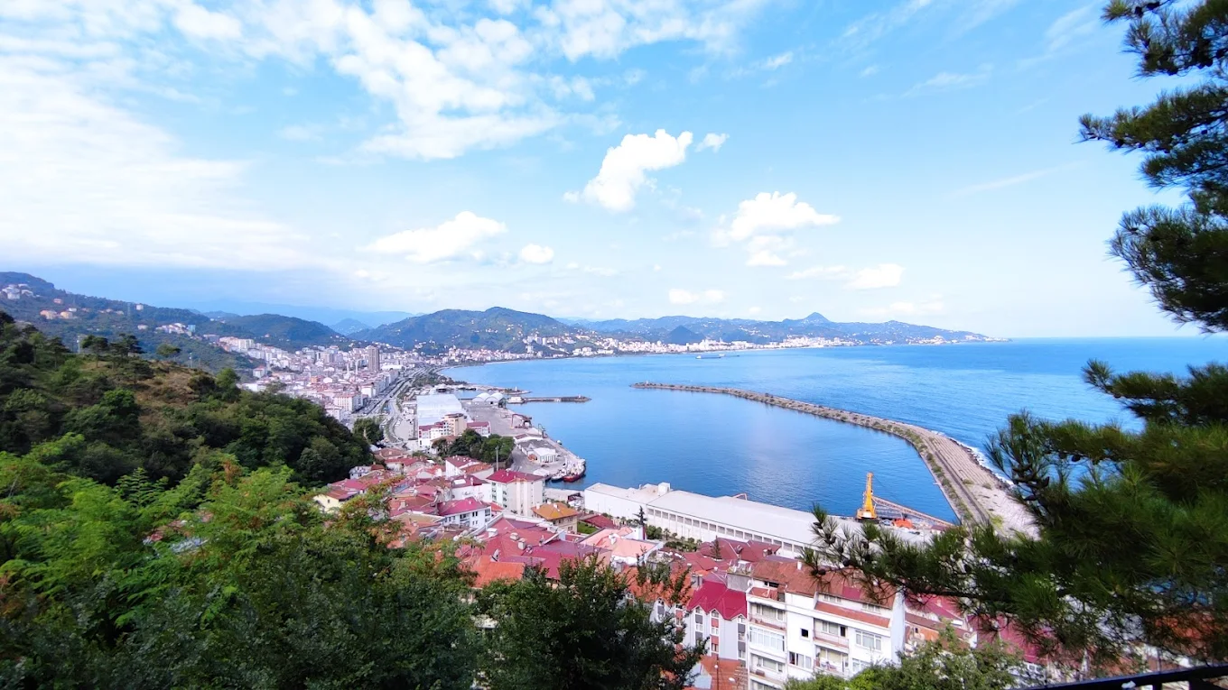 Giresun Kalesi’nin şehir manzarasıyla birlikte tepeden görünümü, Karadeniz kıyısında tarihi bir yapı.