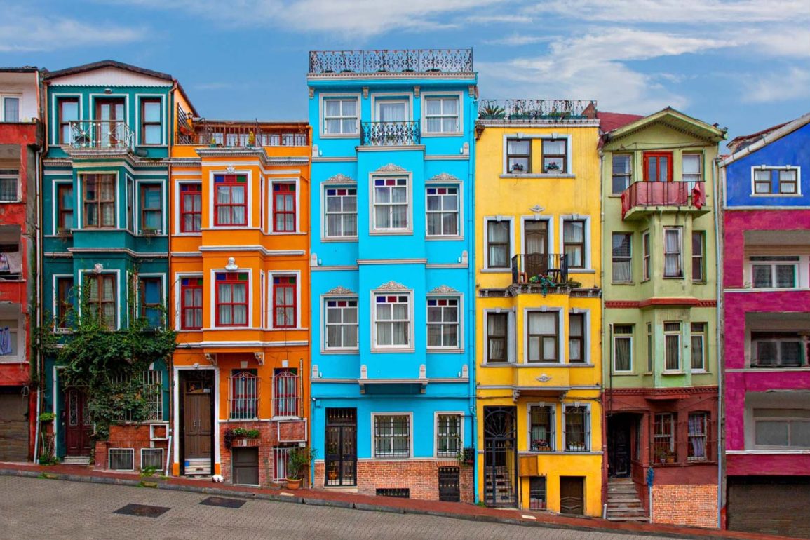 Balat, İstanbul’un tarihi dokusunu keşfetmek isteyenler için en özel semtlerden biridir. Renkli sokaklar, tarihi yapılar ve özgün atmosferi ile Balat gezi rehberinin vazgeçilmez noktalarından biridir.