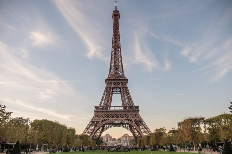 Eyfel Kulesi'nin Paris'teki ikonik silueti, bulutlu bir gökyüzü fonunda gündüz vakti çekilmiş