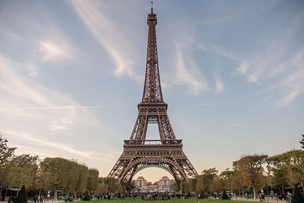 Eyfel Kulesi'nin Paris'teki ikonik silueti, bulutlu bir gökyüzü fonunda gündüz vakti çekilmiş