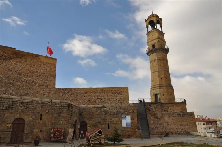 Niğde Saat Kulesi - Niğde gezilecek yerler arasında tarihi bir simge yapı
