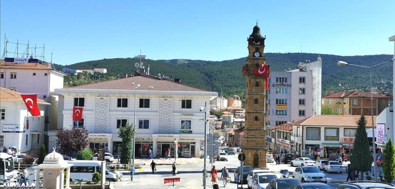 Yozgat Saat Kulesi önünde şehir meydanı ve tarihi yapı