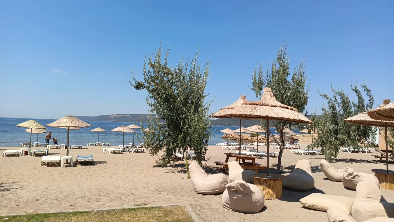 Çanakkale'de denize girilecek sakin ve bakir koylardan biri – yaz tatili için ideal doğa manzarası.