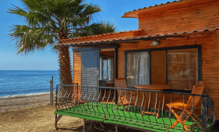 Manzaralı deniz kenarı ahşap bungalov ev, doğa içinde tatil konaklaması