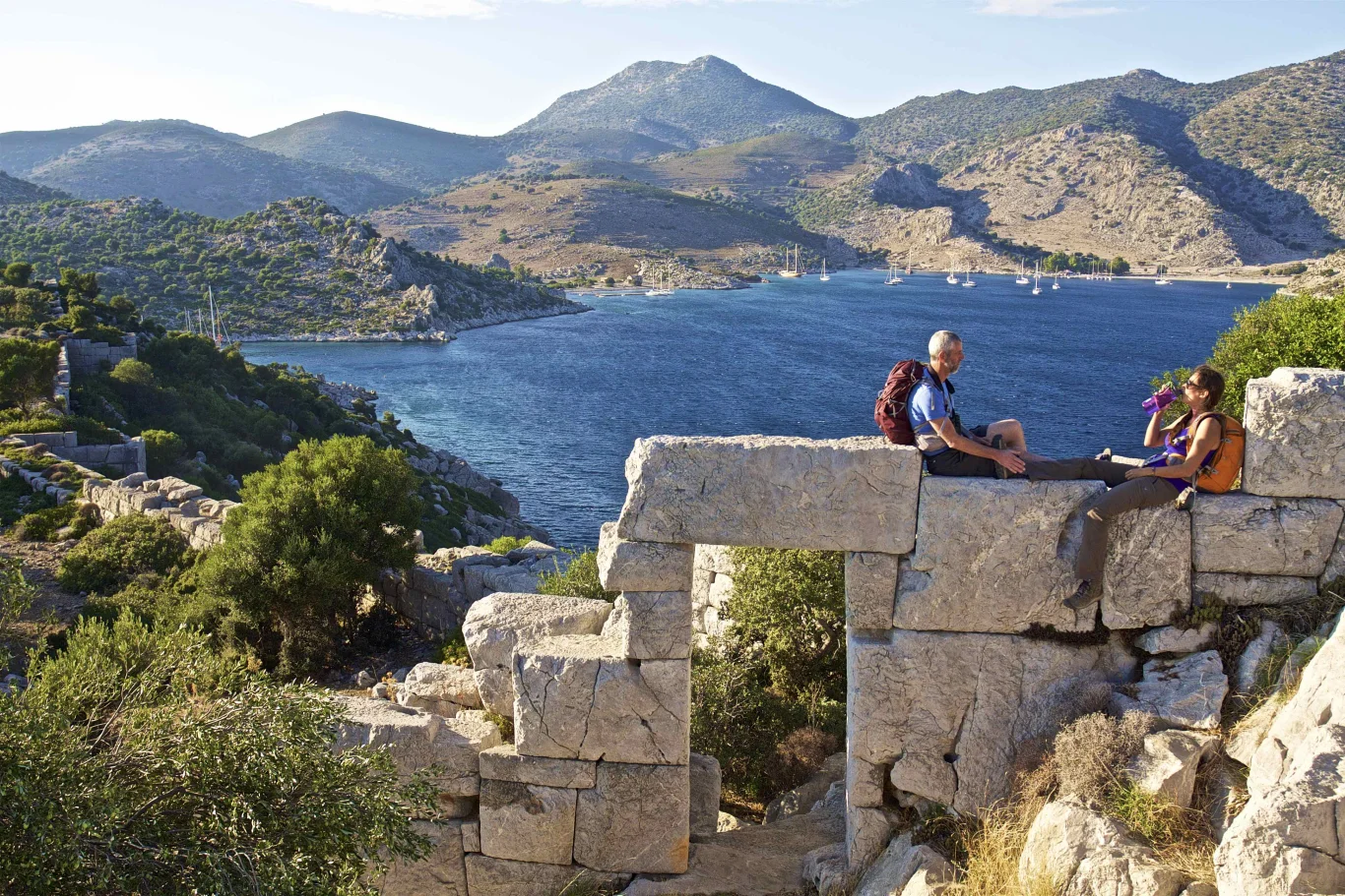 Karia Yolu Datça etabında Knidos antik kenti manzarası ve yürüyüşçüler