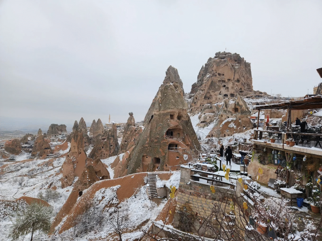 Uçhisar Kalesi (Karla kaplı panoramik manzara)