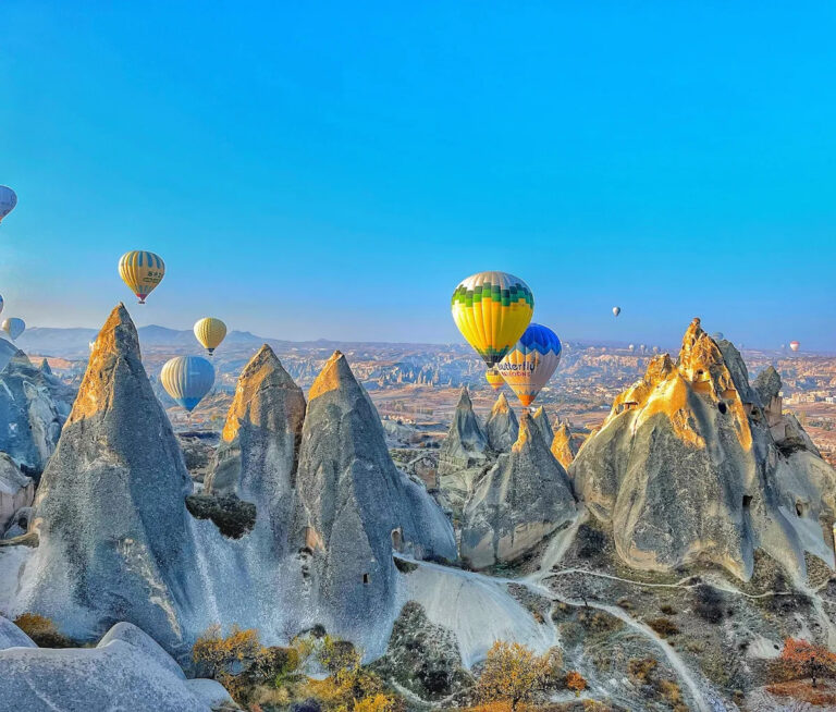 Kapadokya’da kış manzarasında yükselen sıcak hava balonları ve peribacaları panoraması