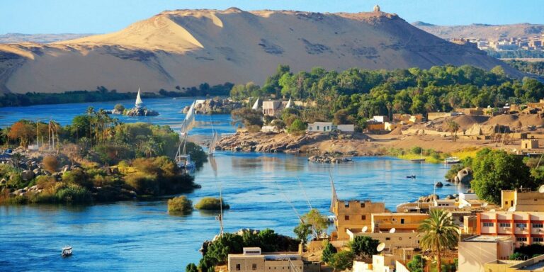 Nil Nehri üzerinde Aswan–Luxor arasında yapılan Antik Mısır Nil Turu manzarası