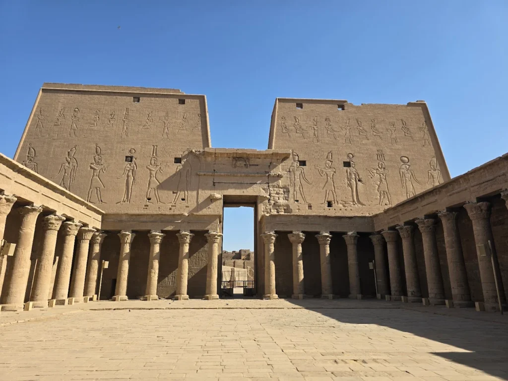 Nil Nehri kıyısındaki Edfu Horus Tapınağı, Antik Mısır döneminden günümüze ulaşan tarihi yapı